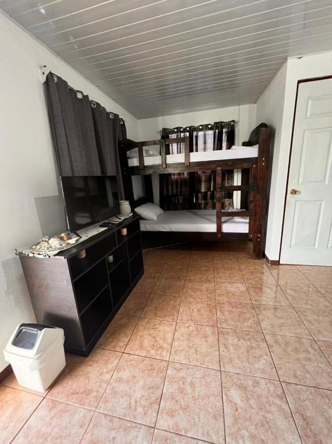 Cabinas Playa Bandera Bed & Breakfast Parrita Exterior photo